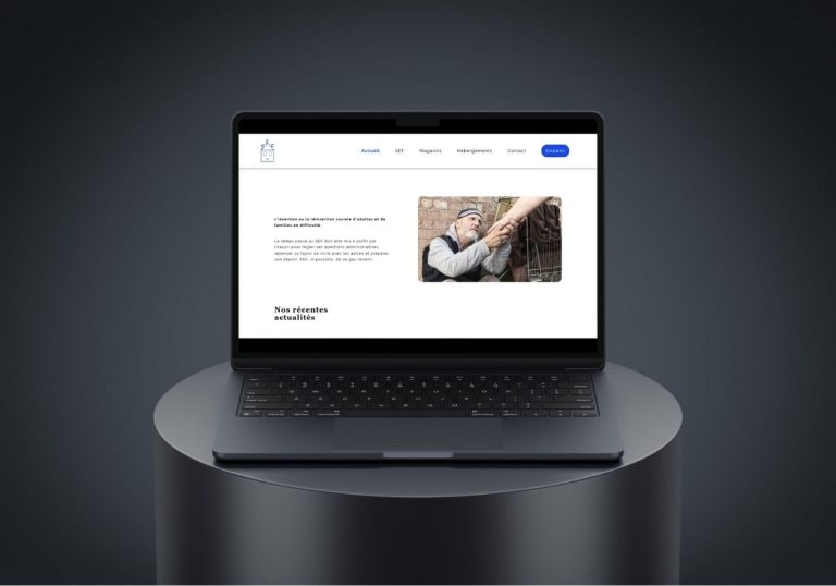 Image d'un ordinateur avec l'accueil du site dessus