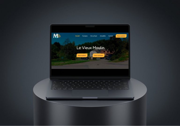 Image d'un ordinateur avec l'accueil du site dessus