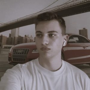 Photo de moi en noire et blanche devant un cadre de voiture